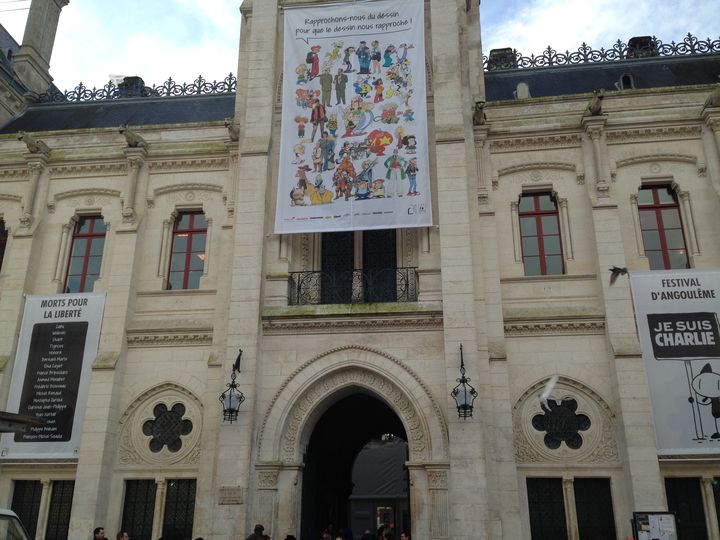 La mairie d'Angoul&ecirc;me a &eacute;t&eacute; d&eacute;cor&eacute;e de trois grandes affiches en hommage &agrave; Charlie Hebdo, pour le festival de la bande-dessin&eacute;e.&nbsp; (JULIE RASPLUS / FRANCETV INFO)