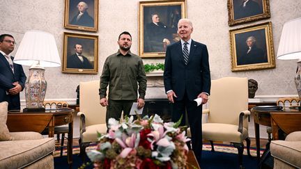 Les présidents ukrainien et américain, Volodymyr Zelensky et Joe Biden, à Washington, le 21 septembre 2023. (JIM WATSON / AFP)