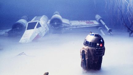 Le robot R2D2 et le vaisseau X-Wing dans "Star Wars Episode V :&nbsp;l'Empire contre-attaque" (1980).&nbsp; (R.E. AARON / KOBAL / AFP)