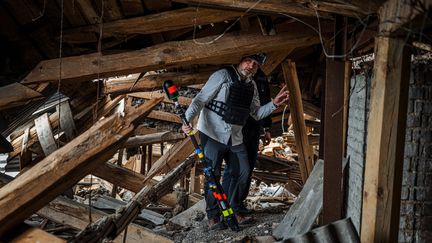 L'ingénieur français Emmanuel Durand scanne la caserne de pompiers de Kharkiv (Ukraine), endommangée par les bombes, pour en garder la mémoire. (DIMITAR DILKOFF / AFP)