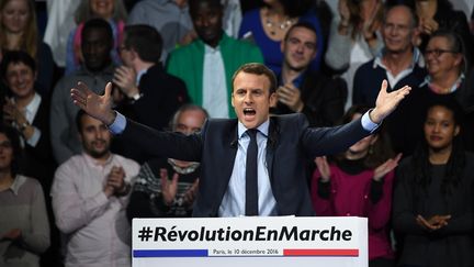 Emmanuel Macron lors d'un meeting, à Paris, le 10 décembre 2016. (ERIC FEFERBERG / AFP)