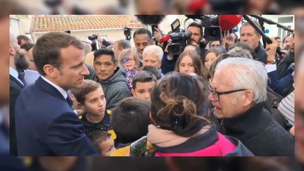 Emmanuel Macron s'est rendu dans l'Aude lundi 22 octobre 2018, après les intempéries record qui ont frappé le département au début du mois. (FRANCE 3)