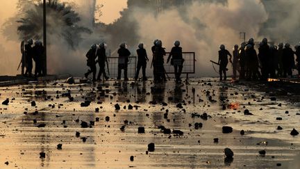 Des policiers ors d'affrontements avec des manifestants anti-gouvernementaux &agrave; Manama (Bahre&iuml;n), le 2 octobre 2012. (HASAN JAMALI / AP / SIPA)