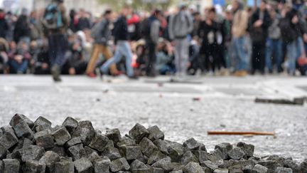 Lors de rassemblement contre la loi Travail à Rennes, des manifestants ont lancé des pavés contre les CRS, le 31 mars 2016. (PHILIPPE RENAULT / MAXPPP)