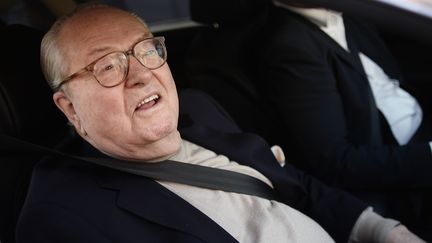 L'eurod&eacute;put&eacute; Jean-Marie Le Pen lors de son arriv&eacute;e au si&egrave;ge du Front national, &agrave; Nanterre (Hauts-de-Seine), le 4 mai 2015.&nbsp; (STEPHANE DE SAKUTIN / AFP)