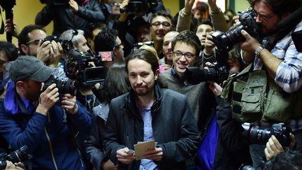 Le leader du parti Podemos, Pablo Iglesias, vote aux élections législatives espagnoles à Madrid, le 20 décembre 2015. (PIERRE-PHILIPPE MARCOU / AFP)