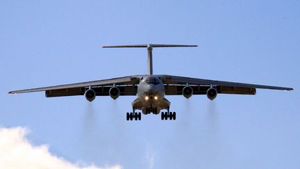 Un avion chinois d&eacute;colle de l'a&eacute;roport de Perth, en Australie, apr&egrave;s avoir particip&eacute; aux recherches du vol MH370 dans l'oc&eacute;an Indien, le 16 avril 2014. (REUTERS)