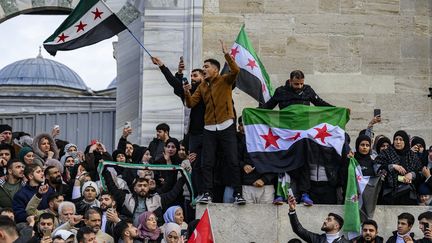 Des Syriens installés en Turquie célèbrent la fin du régime d'al-Assad depuis la mosquée Fatih située à Istanbul. Des manifestations de la diaspora syriennes se sont également tenues, le 8 décembre 2024, dans de grandes villes telles que Londres, Paris, ou encore Berlin. (YASIN AKGUL / AFP)