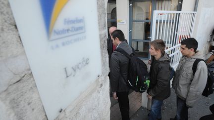 Des lyc&eacute;ens du lyc&eacute;e F&eacute;nelon-Notre Dame de La Rochelle (Charente Maritime), le 14 avril 2014. (XAVIER LEOTY / AFP)