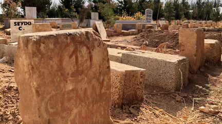 Les stèles sans noms du cimetière de&nbsp;la&nbsp;ville kurde de Suruç, où sont enterrés des Kurdes qui ont combattu Daech. Le 16 octobre 2019, en Turquie.&nbsp; (MATTHIEU MONDOLONI / RADIO FRANCE)