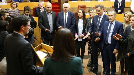 Le président de l'Assemblée, Jean-Guy Talamoni, et le président du conseil exécutif, Gilles Simeoni, ont prêté serment après leur élection, avec d'autres membres de la collectivité unique territoriale, mardi 2 janvier, à Ajaccio.&nbsp; (PASCAL POCHARD-CASABIANCA / AFP)