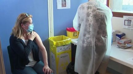 Covid-19 : pour éviter le gaspillage, des personnes non prioritaires sont parfois vaccinées (France 2)