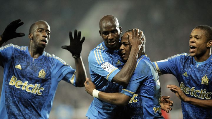 Le joueur de l'OM Alou Diarra f&eacute;licit&eacute; par ses co&eacute;quipiers Souleymane Diawara, Andr&eacute; Ayew et Lo&iuml;c R&eacute;my apr&egrave;s son but contre Dijon (3-2) lors de la 12e journ&eacute;e de L1. (Jeff Pachoud / AFP)