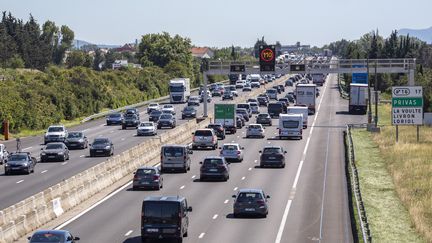 Le premier week-end de départ en vacances, sur l'autoroute A7, à hauteur de Valence (Drôme), le 9 juillet 2022. (CAROLINE PAUX / HANS LUCAS / AFP)