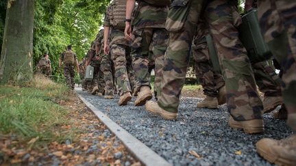 Des militaires français à&nbsp;Fontevraud-l'Abbaye (Maine-et-Loire), le 28 juin 2017. (GUILLAUME SOUVANT / AFP)