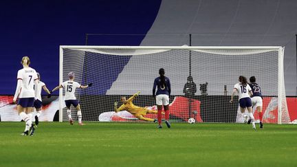 La star américaine Megan Rapinoe a ouvert le score sur penalty lors du match amical face aux Françaises le 17 avril au Havre. (SAMEER AL-DOUMY / AFP)