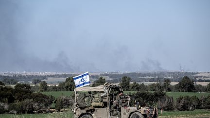 Des militaires israéliens près de Nahal Oz (Israël), près de la frontière avec la bande de Gaza, le 26 décembre 2023. (MOSTAFA ALKHAROUF / ANADOLU / AFP)