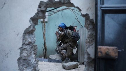 Un soldat des forces spéciales irakiennes se déplace dans les décombres d'un bâtiment, à la recherche de combattants de l'organisation Etat Islamique (EI), le 27 février 2017 à Mossoul, en Irak.&nbsp; (GORAN TOMASEVIC / REUTERS)