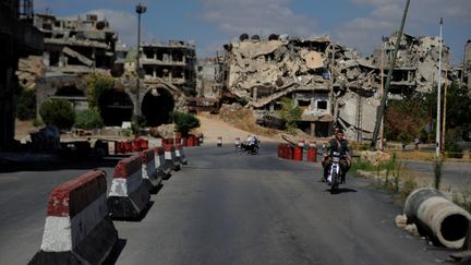 Dans une rue de Homs (Syrie), le 29 juillet 2017.&nbsp; (OMAR SANADIKI / REUTERS)