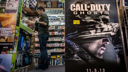 Une publicit&eacute; annon&ccedil;ant la sortie du jeu "Call of Duty : Ghosts", dans un magasin de Hong Kong, le 4 novembre 2013. (PHILIPPE LOPEZ / AFP)