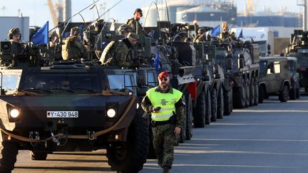 Des membres de l'élément de commandement avancé de la 41e brigade d'infanterie mécanisée de la Bundeswehr allemande, 1re division Panzer,&nbsp; à leur arrivée dans le port de Klaipeda, en Lituanie, le 4 septembre 2022. (PETRAS MALUKAS / AFP)