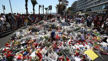 Des fleurs déposées près de la promenade des Anglais à Nice (Alpes-Maritimes) le 17 juillet 2016, trois jours après l'attentat qui a coûté la vie à 86 personnes.&nbsp; (VALERY HACHE / AFP)