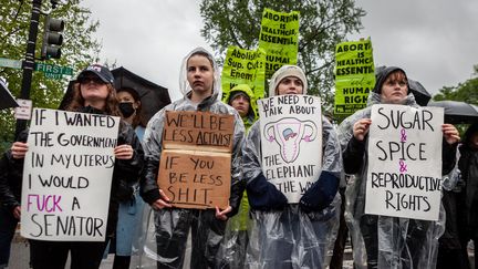 Des manifestants protestent à Washington, le 7 mai 2022, contre le possible revirement de la Cour suprême sur le droit constitutionnel à l'avortement (ALLISON BAILEY / NURPHOTO / AFP)