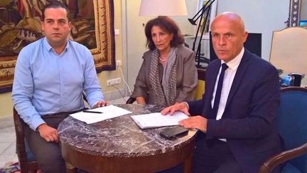 L'ambassadeur de france en Tunise, Olivier Poivre d'Arvor (à droite), recevant Leila Haouala, la mère du Franco-Algérien condamné, Nessim Ouadi, et son avocat, Ghazi Mrabet, le 8 octobre 2017 à Tunis. (Capture d&#039;écran du site de la chaîne tunisienne généraliste Nessmatev)