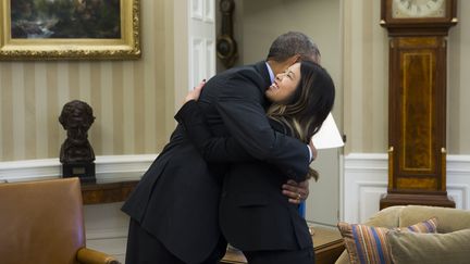 Le pr&eacute;sident am&eacute;ricain,&nbsp;Barack Obama, &eacute;treint une infirmi&egrave;re qui avait contract&eacute; le virus Ebola, le 24 octobre 2014 &agrave; la Maison Blanche (Washington DC). (SAUL LOEB / AFP)