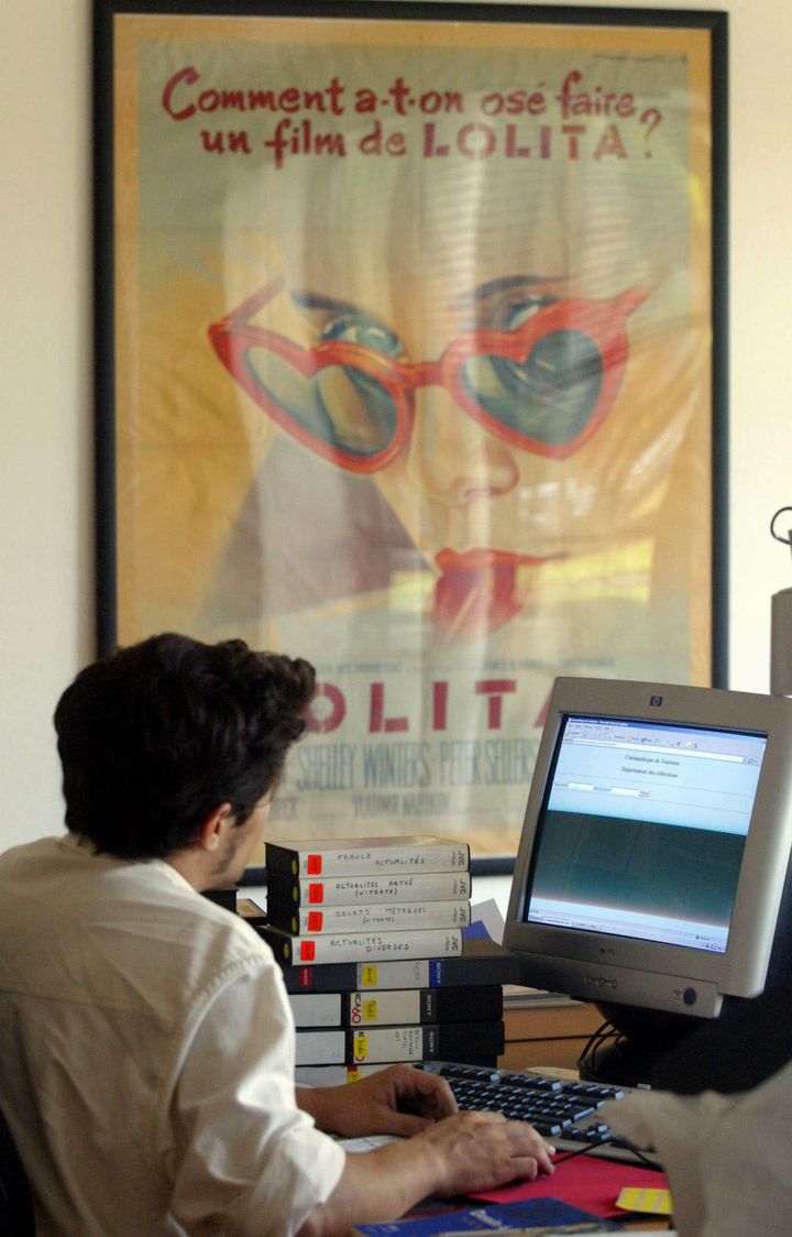 Un employé travaille à l'archivage informatique des films, près de l'affiche du film "Lolita", le 08 septembre 2004 dans l'une des salles du nouveau Centre de conservation et de recherche de la cinémathèque de Toulouse.
 (ERIC CABANIS / AFP)