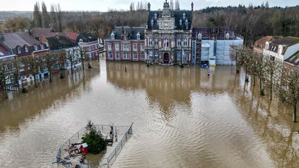 La place de la mairie à Arques dans le Pas-de-Calais le 4 janvier 2024. (DENIS CHARLET / AFP)