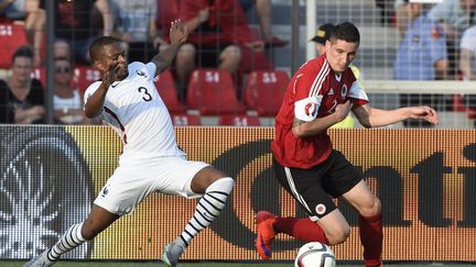 Patrice Evra au duel lors du match contre la France et l'Albanie (LOIC VENANCE / AFP)