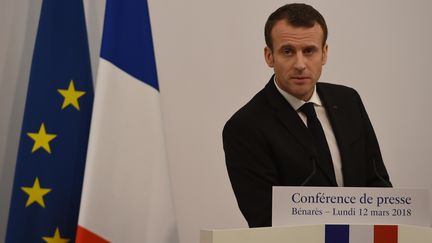 Le président de la République, Emmanuel Macron, lors d'une conférence de presse à Bénarès, en Inde, le 12 mars 2018.&nbsp; (MONEY SHARMA / AFP)