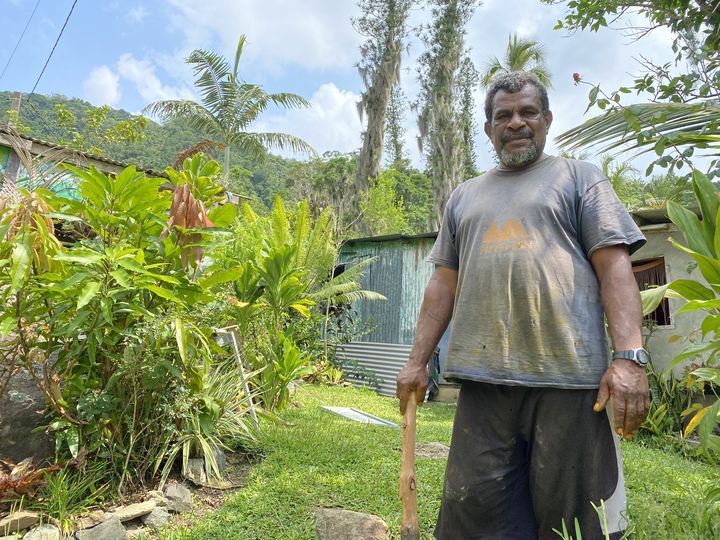 Jean-Paul, un habitant de la tribu de Tiendanite, à Hienghène (Nouvelle-Calédonie), reçoit devant sa maison, le 1er décembre 2021. (RAPHAEL GODET / FRANCEINFO)