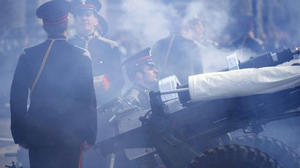 C'est ainsi que ses sujets ont souhaité un bon anniversaire à leur souveraine: 62 coups de canons, répartis en 21 pour le royal anniversaire, 20 parce que tirés d'un lieu royal comme la Tour de Londres et enfin 21 pour la ville de Londres.
C'est en effet le 21 avril 1926 qu'est née la «plus vieille monarque du monde». En plus des coups de canon, il y aura aussi l'allumage de mille torches installées à travers le pays. Le Parlement quant à lui s'est illuminé aux couleurs britanniques, rouge, blanc, bleu. Une réception de quatre jours sera organisée en mai 2016 au château de Windsor; avant d'autres événements en juin dont une fête avec 10.000 invités sur la grande avenue devant le palais de Buckingham. 
 (NIKLAS HALLE&#039;N / AFP)