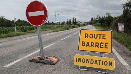 Des routes sont coupées à cause des inondations, comme ici à Hegenheim dans le Haut-Rhin, le 13 juillet 2021.&nbsp; (VINCENT VOEGTLIN / MAXPPP)