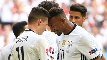 Les Allemands Draxler et Boateng se congratulent lors de la victoire de leur équipe contre la Slovaquie, le 26 juin 2016 à Lille (Nord). (ARNE DEDERT / DPA / AFP)