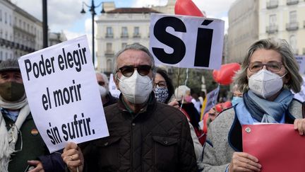 Un homme tient une pancarte où l'on peut lire "Choisir de mourir sans souffrir", lors d'une manifestation des pro-euthanasie, à Madrid (Espagne), le 18 mars 2021. (JAVIER SORIANO / AFP)