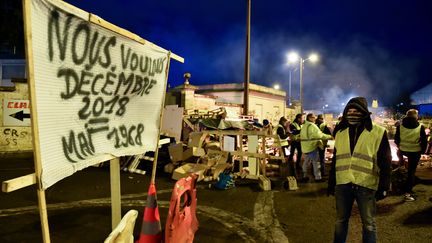 Des "gilets jaunes" mobilisés au Mans, le 6 décembre 2018. (JEAN-FRANCOIS MONIER / AFP)