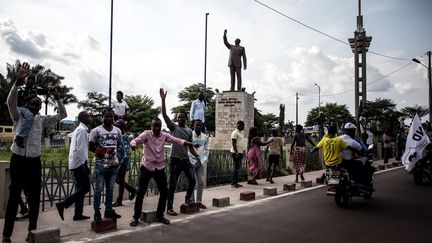 Des partisans du candidat à la présidentielle, Martin Fayulu, à Kinshasa, devant la statue de Patrice Lumumba, premier leader de la République démocratique du Congo, le 21 novembre 2018. (JOHN WESSELS / AFP)