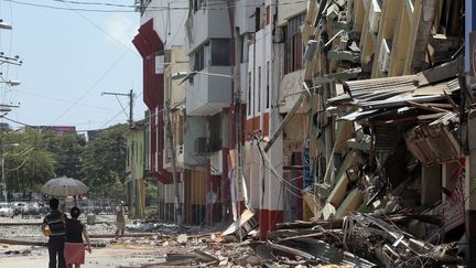 Trois jours après le séisme de magnitude 7-8 qui a touché l'ouest de l'Equateur, les bilans humain et économique appraissent lourds. Le tremblement de terre a détruit quelque 1.500 immeubles et provoqué des coulées de boue. Selon le gouvernement, 20.500 personnes sont désormais sans abri et ont été accueillies dans des refuges. Le président Rafael Correa, qui s'est rendu sur les lieux de la catastrophe, a indiqué que les dégâts étaient estimés entre deux et trois milliards de dollars. Cela pourrait se traduire par une perte de deux à trois points de croissance pour ce pays dépendant de la production pétrolière. (JUAN CEVALLOS / AFP)