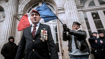 D'anciens militaires&nbsp;sont rassemblés pour soutenir le&nbsp;général Christian Piquemal, devant le tribunal de grande instance de Boulogne-sur-Mer (Pas-de-Calais), le 8 février 2016. (PHILIPPE HUGUEN / AFP)