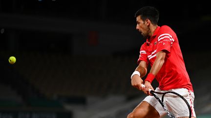 Aucun souci pour Novak Djokovic au 1er tour de Roland-Garros 2021. (CHRISTOPHE ARCHAMBAULT / AFP)