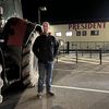 Alexis Lavalley, éleveur laitier, devant l'usine Lactalis d'Isigny-le-Buat (Manche), le 29 janvier 2024. (ROBIN PRUDENT / FRANCEINFO)