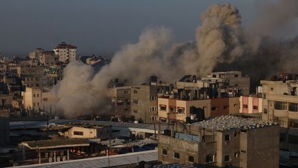 Des immeubles touchés par des frappes israéliennes, dans la bande de Gaza, le 1er décembre 2023. (SAID KHATIB / AFP)