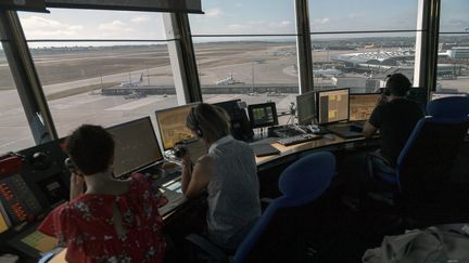 Des contrôleurs aériens à la tour de contrôle de l'aéroport de Lyon Saint-Exupéry, le 8 août 2019. (MAXIME JEGAT / MAXPPP)