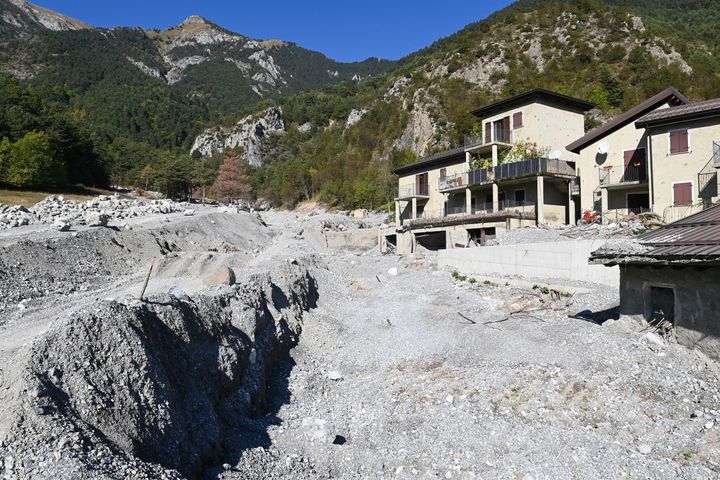 29 septembre 2021. Dans la vallée de la Roya, un an après le passage de la tempête Alex, les routes d'accès à la vallée de la Roya sont en travaux pour rétablir l'axe vers le col de Tende et le tunnel de Tende. (FRANCK DUBRAY / MAXPPP)