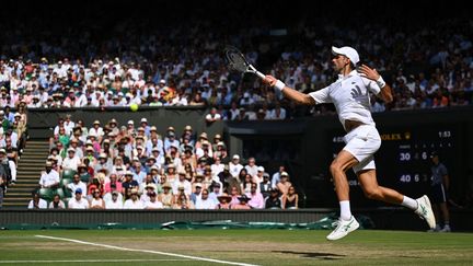 Le Serbe Novak Djokovic lors de sa finale contre l'Australien Nick Kyrgios à Wimbledon, le 10 juillet 2022. (SEBASTIEN BOZON / AFP)