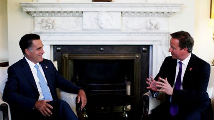 Le Premier ministre britannique David Cameron avec le candidat r&eacute;publicain am&eacute;ricain Mitt Romney&nbsp;&agrave; Londres jeudi 26 juillet. (DAVID BEBBER / AFP)