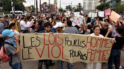 Des manifestants dans les rues de Casablanca, le 21 août 2017. (STRINGER / AFP)